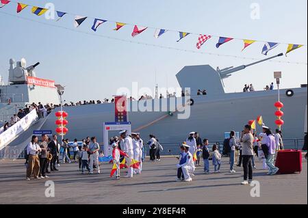 QINGDAO, CHINA - 3. OKTOBER 2024 - Touristen besuchen das Internationale Segelzentrum in Qingdao, ostchinesischer Provinz Shandong, 3. Oktober 2024. Stockfoto