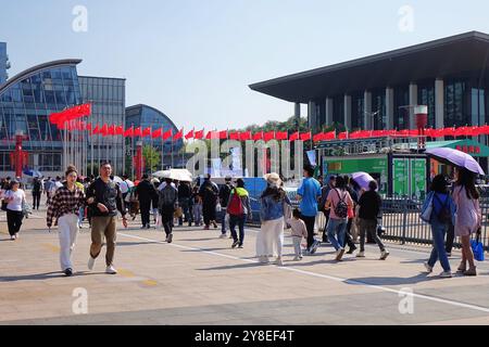 QINGDAO, CHINA - 3. OKTOBER 2024 - Touristen besuchen das Internationale Segelzentrum in Qingdao, ostchinesischer Provinz Shandong, 3. Oktober 2024. Stockfoto