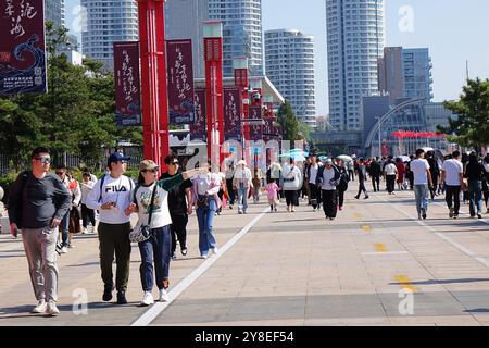 QINGDAO, CHINA - 3. OKTOBER 2024 - Touristen besuchen das Internationale Segelzentrum in Qingdao, ostchinesischer Provinz Shandong, 3. Oktober 2024. Stockfoto