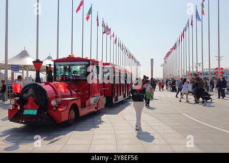 QINGDAO, CHINA - 3. OKTOBER 2024 - Touristen besuchen das Internationale Segelzentrum in Qingdao, ostchinesischer Provinz Shandong, 3. Oktober 2024. Stockfoto