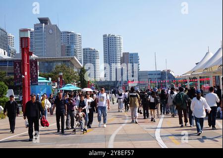 QINGDAO, CHINA - 3. OKTOBER 2024 - Touristen besuchen das Internationale Segelzentrum in Qingdao, ostchinesischer Provinz Shandong, 3. Oktober 2024. Stockfoto