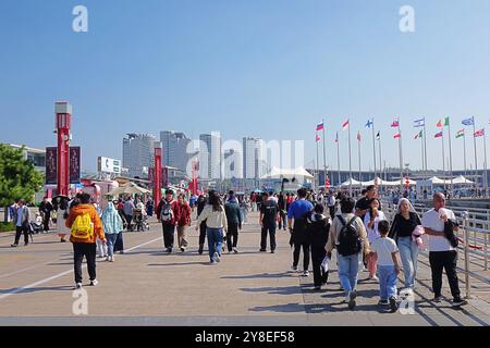 QINGDAO, CHINA - 3. OKTOBER 2024 - Touristen besuchen das Internationale Segelzentrum in Qingdao, ostchinesischer Provinz Shandong, 3. Oktober 2024. Stockfoto