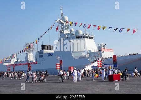 QINGDAO, CHINA - 3. OKTOBER 2024 - Touristen besuchen das Internationale Segelzentrum in Qingdao, ostchinesischer Provinz Shandong, 3. Oktober 2024. Stockfoto