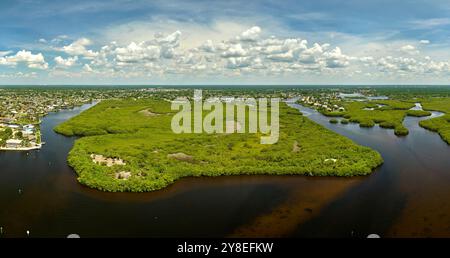 Blick von oben auf die everglades von Florida mit grüner Vegetation zwischen Meereswassereinlässen. Natürlicher Lebensraum vieler tropischer Arten in Feuchtgebieten. Stockfoto