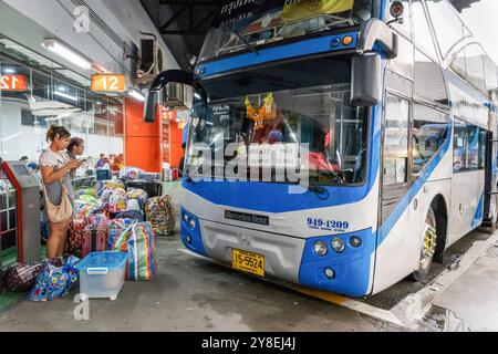 Menschen, die nach Phuket fahren, werden am Mo Chit Bus Terminal in Bangkok auf einen Doppeldeckerbus warten. Am 1. Oktober 2024 forderte ein tragischer Doppeldeckerunglück in Bangkok mehrere Studenten das Leben. Bei diesem Vorfall wurden Sicherheitsbedenken in Bezug auf Baufehler, unzureichende Sicherheitskontrollen und die Anpassung von NGV-Gastanks für diese Busse deutlich, die häufig von lokalen Unternehmen hergestellt werden. Doppeldeckerbusse, die häufig für Langstrecken und erschwingliche Reisen verwendet werden, sind oft die einzige Option für thailändische Einheimische, die wöchentlich nach Hause zurückkehren, auch von Tourismusreiseveranstaltern trotz der Sicherheitsrisiken Stockfoto