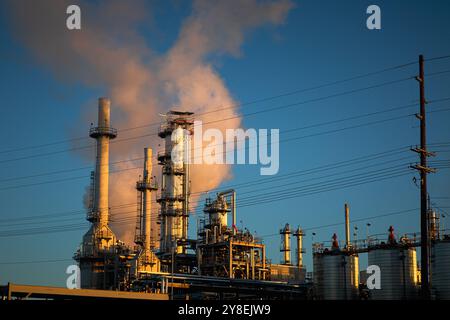 Vapor Rising, Calumet Montana Refining. Die Raffinerie ist aufgrund der Lage am Ufer des Missouri River in Great Falls, Montana, mit hohem Risiko verbunden. Stockfoto