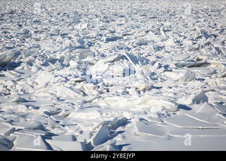 Der Frostzyklus und der Auftauzyklus im Winter führten zu Eisplatten, die den Missouri River in Great Falls, MT, stauten. Eine leichte Schneedecke macht die Eiskanten weicher. Stockfoto