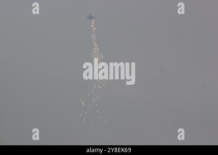 Zentrum Von Jakarta, Jakarta, Indonesien. Oktober 2024. Die F-16-Kampfflugzeuge der indonesischen Luftwaffe fliegen während der Feier des 79. Jahrestages der indonesischen Nationalarmee (TNI) in der Luft, wie sie von einer Wohnung in der Region Kemayoran in Jakarta, Indonesien, gesehen werden. (Kreditbild: © Dimas Rachmatsyah/ZUMA Press Wire) NUR REDAKTIONELLE VERWENDUNG! Nicht für kommerzielle ZWECKE! Quelle: ZUMA Press, Inc./Alamy Live News Stockfoto