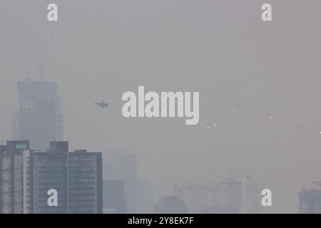 Zentrum Von Jakarta, Jakarta, Indonesien. Oktober 2024. Die F-16-Kampfflugzeuge der indonesischen Luftwaffe fliegen während der Feier des 79. Jahrestages der indonesischen Nationalarmee (TNI) in der Luft, wie sie von einer Wohnung in der Region Kemayoran in Jakarta, Indonesien, gesehen werden. (Kreditbild: © Dimas Rachmatsyah/ZUMA Press Wire) NUR REDAKTIONELLE VERWENDUNG! Nicht für kommerzielle ZWECKE! Quelle: ZUMA Press, Inc./Alamy Live News Stockfoto