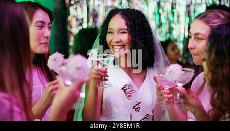 Junggesellinnenabschied, Nacht und Cocktails mit Frauen im Club für Braut, Hochzeit und Feier. Unterstützung, Brautdusche und Huhn tun mit Leuten und Stockfoto