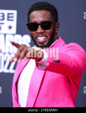 (DATEI) Sean 'Diddy' Combs traf mit einer Welle von 120 neuen Anschuldigungen. Ein Anwalt aus Texas sagte, er repräsentiert mehr als 100 Ankläger in einer Reihe neuer Klagen, die er gegen Diddy einreichen wird. LOS ANGELES, KALIFORNIEN, USA – 26. JUNI: Der amerikanische Rapper, Plattenproduzent und Plattenmanager Diddy (Sean Love Combs, auch bekannt unter seinen Künstlernamen Puff Daddy oder P. Diddy) kommt bei den BET Awards 2022 an, die am 26. Juni 2022 im Microsoft Theater at L.A. Live in Los Angeles, Kalifornien, USA, stattfinden. (Foto: Xavier Collin/Image Press Agency) Stockfoto