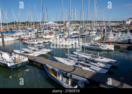 Im Yachthafen von Cowes während der Cowes-Woche. Ich mache mich bereit, die Segel zu setzen. Stockfoto