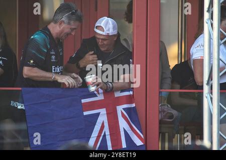 PPL FOTOAGENTUR - COPYRIGHT VORBEHALTEN 2024 America's Cup - Barcelona, Spanien Preis Verleihung LVC, Öffentlichkeit, Kiwis in der Gastfreundschaft mit Bier FOTO: © Alexander Panzeri/PPL Stockfoto