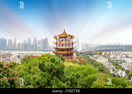 Gelber Kranturm gegen blauen Himmel in wuhan, China Stockfoto