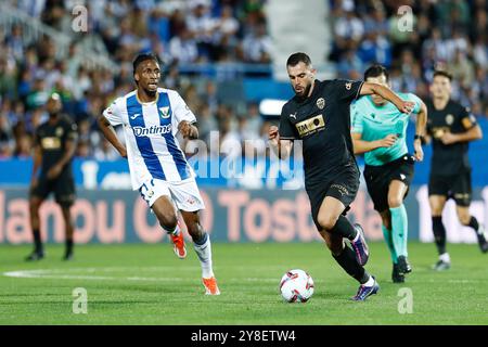 Luis Rioja aus Valencia und Yvan Neyou von CD Leganes während des spanischen Meisterschaftsspiels La Liga zwischen CD Leganes und Valencia CF am 4. Oktober 2024 im Butarque-Stadion in Leganes, Madrid, Spanien Stockfoto