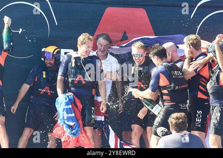 PPL FOTOAGENTUR - COPYRIGHT VORBEHALTEN 2024 America's Cup - Barcelona, Spanien Endrunde Robin LVC Rennen 11: Britannia, Champagnerspray für alle FOTO: © Alexander Panzeri/PPL Stockfoto