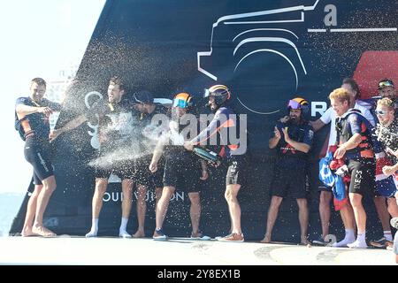 PPL FOTOAGENTUR - COPYRIGHT VORBEHALTEN 2024 America's Cup - Barcelona, Spanien Endrunde Robin LVC Rennen 11: Britannia, Champagnerspray für alle FOTO: © Alexander Panzeri/PPL Stockfoto