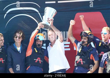 PPL FOTOAGENTUR - COPYRIGHT VORBEHALTEN 2024 America's Cup - Barcelona, Spanien Endrunde Robin LVC Rennen 11: Britannia, der Besitzer Sir Jim Ratcliffe an Bord der Britannia und Sir Ben Ainslie erheben den LV Cup in die Hände Stockfoto