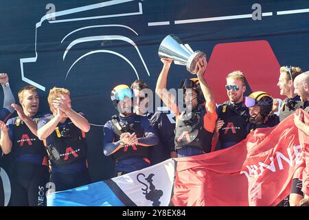 PPL FOTOAGENTUR - COPYRIGHT VORBEHALTEN 2024 America's Cup - Barcelona, Spanien der Cup Pass durch die Hände der Crew FOTO: © Alexander Panzeri/PPL Stockfoto