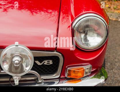 Carryduff County Down Nordirland 21. September 2024 – Nahaufnahme eines MG-Oldtimers mit Chrom-Stoßfänger und Frontscheinwerfer und V8-Aufkleber Stockfoto