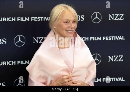 Pamela Anderson bei der Premiere des Kinofilms das letzte Showgirl auf dem 20. Zürich Filmfestival 2024 im Kongresssaal. Zürich, 04.10.2024 *** Pamela Anderson bei der Premiere des Spielfilms The Last Showgirl beim 20 Zurich Film Festival 2024 im Kongresssaal Zürich, 04 10 2024 Foto:XA.xRaemyx/xFuturexImagex showgirl 4006 Stockfoto