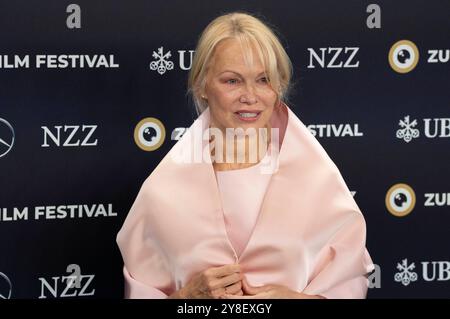 Pamela Anderson bei der Premiere des Kinofilms das letzte Showgirl auf dem 20. Zürich Filmfestival 2024 im Kongresssaal. Zürich, 04.10.2024 *** Pamela Anderson bei der Premiere des Spielfilms The Last Showgirl beim 20 Zurich Film Festival 2024 im Kongresssaal Zürich, 04 10 2024 Foto:XA.xRaemyx/xFuturexImagex showgirl 4007 Stockfoto