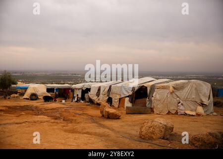 Azaz, Syrien. 10. November 2021. Eine Szene des täglichen Lebens im Al-Zaytoun Make-Shift-Lager für vertriebene syrische Familien am Rande der von Rebellen gehaltenen syrischen Stadt Azaz nahe der türkischen Grenze. Zelte wurden in Olivenhainen entlang der türkischen Grenze errichtet, wobei die Bewohner der informellen Siedlung und ihre Kinder mit minimalen Infrastrukturen und Platzmangel zu kämpfen haben Stockfoto