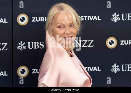 Pamela Anderson bei der Premiere des Kinofilms 'The Last Showgirl' auf dem 20. Zürich Filmfestival 2024 im Kongresssaal. Zürich, 04.10.2024 Stockfoto