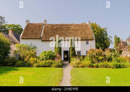 Cultra County Down Nordirland 6. September 2024 - Rektorenhaus im Cultra Folk Museum mit wunderschönem Rasen und Strohdach Stockfoto