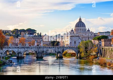 Wunderschönes Herbstbild des Petersdoms, der Ponte Sant Angelo und des Tibers in der Abenddämmerung in Rom, Italien. Sant' Angelo Bridge und Petersdom Stockfoto