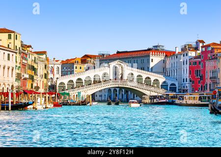 Blick auf den Canal Grande mit Rialtobrücke und Gondoliern in Venedig, Italien. Landschaft mit Rialtobrücke und Gondel auf dem Canal Grande in Venedig, Italien, Stockfoto