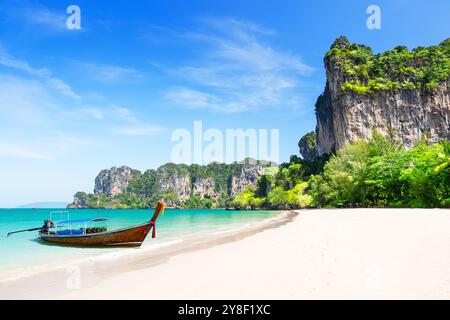 Traditionelles thailändisches Langboot aus Holz und schöner weißer Sand Railay Beach in der Provinz Krabi, Ao Nang, Thailand. Fantastische Aussicht auf den wunderschönen Strand mit Stockfoto