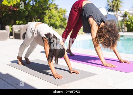 Birassische Mutter und Tochter üben Yoga im Freien Stockfoto