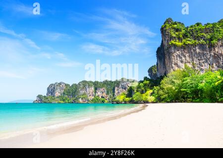 Thailändischer schöner weißer Sand Railay Beach und Kalkstein in der Provinz Krabi, Ao Nang, Thailand. Fantastische Aussicht auf den wunderschönen Strand in Railay Beach, Krabi Stockfoto