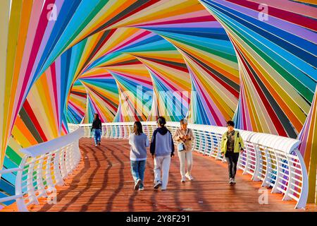 Qingdao, China. Oktober 2024. Touristen besuchen am 5. Oktober 2024 die Regenbogenbrücke an der Tangdao Bay in der West Coast New Area von Qingdao, der ostchinesischen Provinz Shandong. (Foto: Costfoto/NurPhoto) Credit: NurPhoto SRL/Alamy Live News Stockfoto