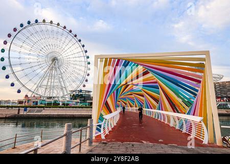 Qingdao, China. Oktober 2024. Touristen besuchen am 5. Oktober 2024 die Regenbogenbrücke an der Tangdao Bay in der West Coast New Area von Qingdao, der ostchinesischen Provinz Shandong. (Foto: Costfoto/NurPhoto) Credit: NurPhoto SRL/Alamy Live News Stockfoto