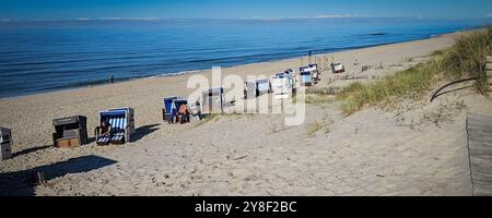 DATUM NICHT ANGEGEBEN Restaurant Sansibar auf Sylt 04.10.24: Traumwetter am Sylter Kultrestaurant Sansibar in den Dünen bei Rantum. Viele Besucher nutzen die Sonnen im Goldenen Oktober Rantum / Sylt Sansibar Schleswig Holstein Deutschland *** Restaurant Sansibar auf Sylt 04 10 24 Traumwetter im Sylts Kultrestaurant Sansibar in den Dünen bei Rantum viele Besucher nutzen die Sonne im goldenen Oktober Rantum Sylt Sansibar Schleswig Holstein Deutschland 20241004 122726 Stockfoto