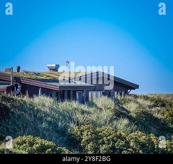 DATUM NICHT ANGEGEBEN Restaurant Sansibar auf Sylt 04.10.24: Traumwetter am Sylter Kultrestaurant Sansibar in den Dünen bei Rantum. Viele Besucher nutzen die Sonnen im Goldenen Oktober Rantum / Sylt Sansibar Schleswig Holstein Deutschland *** Restaurant Sansibar auf Sylt 04 10 24 Traumwetter im Sylts Kultrestaurant Sansibar in den Dünen bei Rantum viele Besucher nutzen die Sonne im goldenen Oktober Rantum Sylt Sansibar Schleswig Holstein Deutschland 20241004 122155 Stockfoto