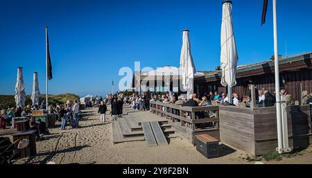 DATUM NICHT ANGEGEBEN Restaurant Sansibar auf Sylt 04.10.24: Traumwetter am Sylter Kultrestaurant Sansibar in den Dünen bei Rantum. Viele Besucher nutzen die Sonnen im Goldenen Oktober Rantum / Sylt Sansibar Schleswig Holstein Deutschland *** Restaurant Sansibar auf Sylt 04 10 24 Traumwetter im Sylts Kultrestaurant Sansibar in den Dünen bei Rantum viele Besucher nutzen die Sonne im goldenen Oktober Rantum Sylt Sansibar Schleswig Holstein Deutschland 20241004 122318 Stockfoto