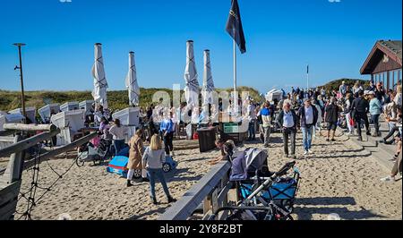 DATUM NICHT ANGEGEBEN Restaurant Sansibar auf Sylt 04.10.24: Traumwetter am Sylter Kultrestaurant Sansibar in den Dünen bei Rantum. Viele Besucher nutzen die Sonnen im Goldenen Oktober Rantum / Sylt Sansibar Schleswig Holstein Deutschland *** Restaurant Sansibar auf Sylt 04 10 24 Traumwetter im Sylts Kultrestaurant Sansibar in den Dünen bei Rantum viele Besucher nutzen die Sonne im goldenen Oktober Rantum Sylt Sansibar Schleswig Holstein Deutschland 20241004 131124 Stockfoto