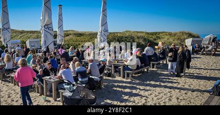 DATUM NICHT ANGEGEBEN Restaurant Sansibar auf Sylt 04.10.24: Traumwetter am Sylter Kultrestaurant Sansibar in den Dünen bei Rantum. Viele Besucher nutzen die Sonnen im Goldenen Oktober Rantum / Sylt Sansibar Schleswig Holstein Deutschland *** Restaurant Sansibar auf Sylt 04 10 24 Traumwetter im Sylts Kultrestaurant Sansibar in den Dünen bei Rantum viele Besucher nutzen die Sonne im goldenen Oktober Rantum Sylt Sansibar Schleswig Holstein Deutschland 20241004 122412 Stockfoto