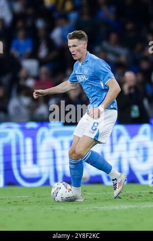 Der schottische Mittelfeldspieler Scott McTominay kontrolliert den Ball während des Fußballspiels der Serie A zwischen SSC Napoli und Como im Diego Armando Maradona Stadium in Neapel am 4. Oktober 2024. Stockfoto