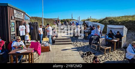 DATUM NICHT ANGEGEBEN Restaurant Sansibar auf Sylt 04.10.24: Traumwetter am Sylter Kultrestaurant Sansibar in den Dünen bei Rantum. Viele Besucher nutzen die Sonnen im Goldenen Oktober Rantum / Sylt Sansibar Schleswig Holstein Deutschland *** Restaurant Sansibar auf Sylt 04 10 24 Traumwetter im Sylts Kultrestaurant Sansibar in den Dünen bei Rantum viele Besucher nutzen die Sonne im goldenen Oktober Rantum Sylt Sansibar Schleswig Holstein Deutschland 20241004 122853 Stockfoto