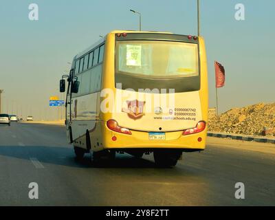 Kairo, Ägypten, 25. September 2024: Capital International Schools Minibus Pkw, GUS bietet internationale amerikanische, britische Stockfoto