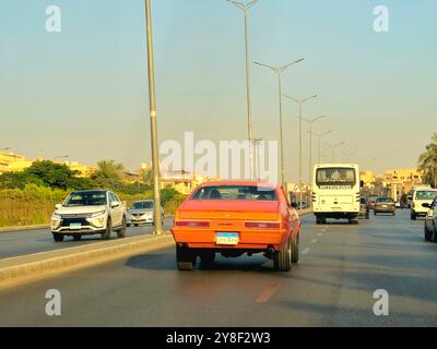 Kairo, Ägypten, 25. September 2024: Ein alter klassischer Retro-Oldtimer aus alten Zeiten auf der Straße in der ägyptischen Stadt Neu-Kairo, ein klassischer, legendärer Oldtimer Stockfoto