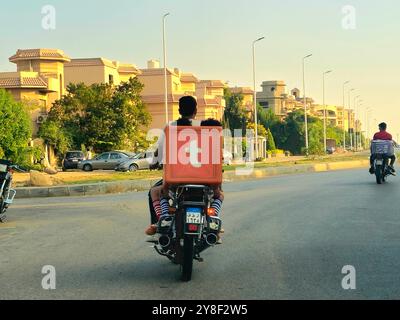 Kairo, Ägypten, 25. September 2024: Talabat Motorradlieferservice für Lebensmittel, Lebensmittel und mehr, schnell an die Haustür geliefert, bestellt von talabat egy Stockfoto