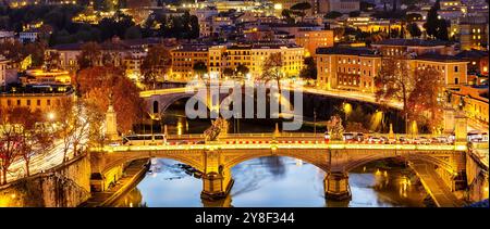 Luftaufnahme der Stadt Rom bei Nacht, Italien. Blick von oben auf Ponte Vittorio Emanuele II Brücke und Ponte Principe Amedeo Savoia Aosta Brücke bei Sonnenuntergang in Rom Stockfoto