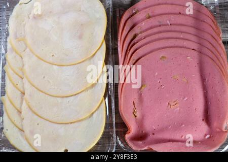 Rindfleisch und Hühnchen Mittagessen Fleisch, Mittagessen gekocht in Scheiben geschnittene kalte Delikatessen Delikatessen Rindfleisch mit Oliven und Hühnchenscheiben Mittagessen Fleisch, Wurst, in Scheiben geschnitten c Stockfoto