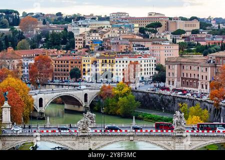 Blick auf die Stadt Rom von oben. Blick von oben auf die Brücke Ponte Vittorio Emanuele II und die Brücke Ponte Principe Amedeo Savoia Aosta in Rom, Italien. Stockfoto