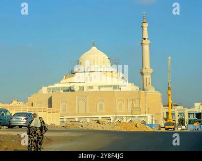 Kairo, Ägypten, 21. September 2024: Eine neue Moschee im Bau mit Gerüsten um die Kuppel, mit einem hohen Minarett der Masjid, neue Moschee mit sc Stockfoto